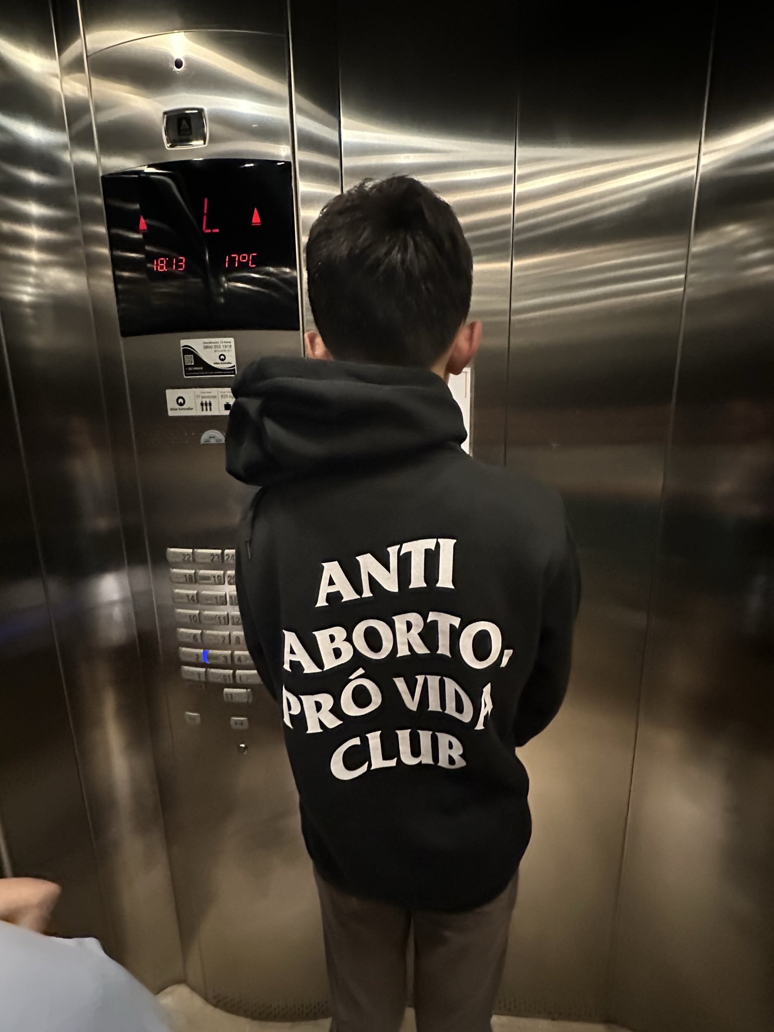 uau ele deve ser o aluno que todo mundo quer fazer atividade em grupo